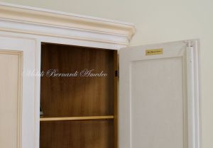 Armadietto angolare a 2 ante in legno massello dipinto con colori a scelta
